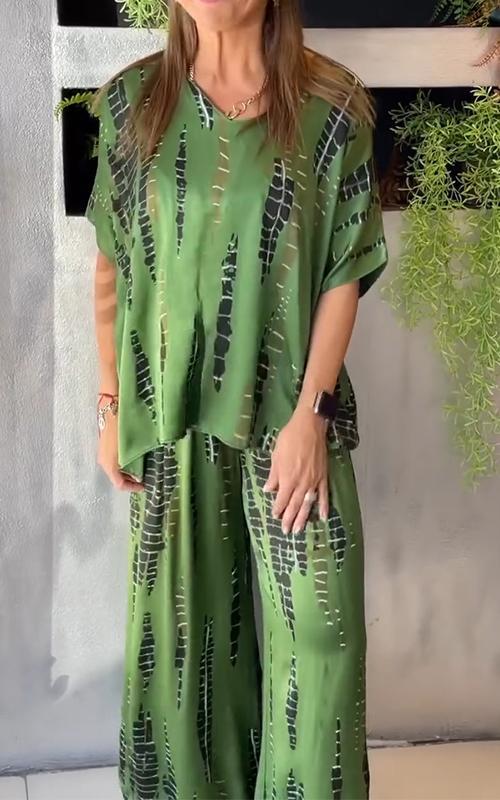 Casual two-piece satin suit with a round neckline